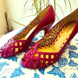 Seychelles gently worn peep toe!